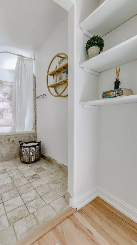 Bath - 1025 Gold St, Redding, CA 96002 photo 1 of 6