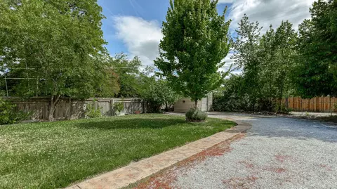 Exterior - 1025 Gold St, Redding, CA 96002 photo 7 of 15