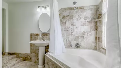 Bath - 1025 Gold St, Redding, CA 96002 photo 2 of 6