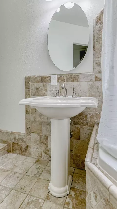 Bath - 1025 Gold St, Redding, CA 96002 photo 4 of 6
