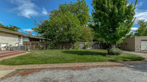 Exterior - 1025 Gold St, Redding, CA 96002 photo 8 of 15