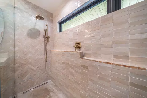 Bath - 9411 Brandy Ln, Redding, CA 96003 photo 6 of 9