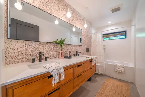 Bath - 9411 Brandy Ln, Redding, CA 96003 photo 1 of 9