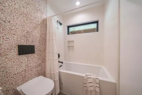 Bath - 9411 Brandy Ln, Redding, CA 96003 photo 2 of 9