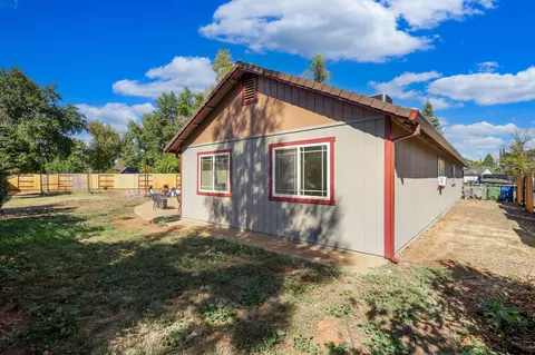 Exterior - 1802 Cirrus St, Redding, CA 96002 photo 2 of 4