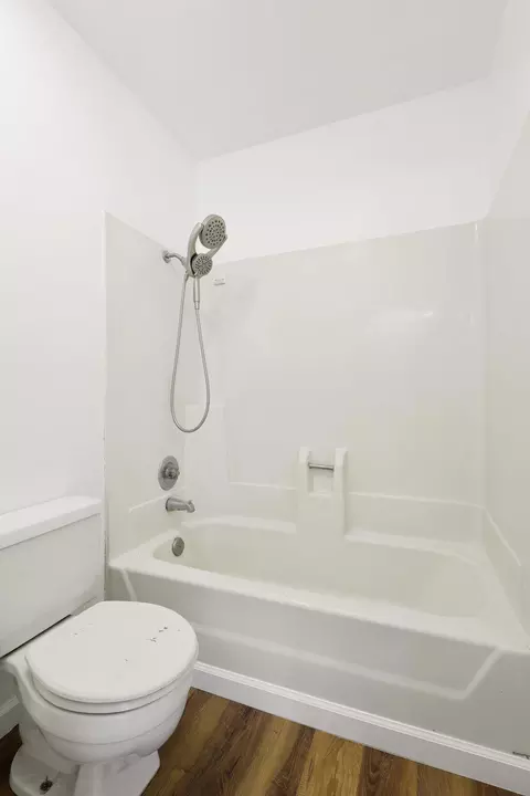 Bath - 1802 Cirrus St, Redding, CA 96002 photo 2 of 3