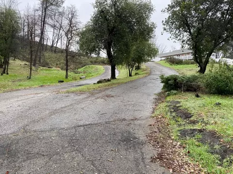 13839 Old Oregon Trl, Redding, CA 96003
