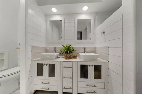 Bath - 702 Gary Ct, Redding, CA 96002 photo 1 of 2