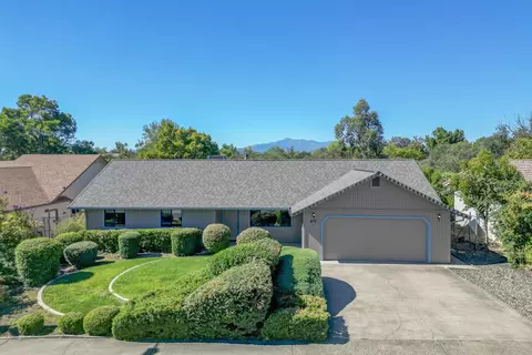 470 Peppertree Ln, Redding, CA 96003