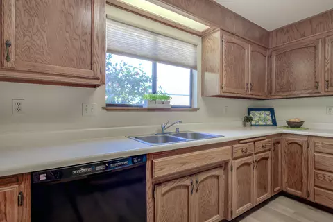 470 Peppertree Ln, Redding, CA 96003 photo 9