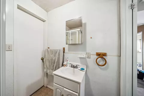 Bath - 5450 Cedars Rd, Redding, CA 96001 photo 1 of 4