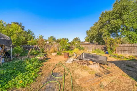 Exterior - 5450 Cedars Rd, Redding, CA 96001 photo 5 of 9