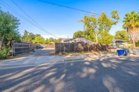 Exterior - 5450 Cedars Rd, Redding, CA 96001 photo 7 of 9