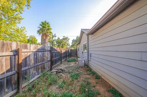 Exterior - 5450 Cedars Rd, Redding, CA 96001 photo 6 of 9