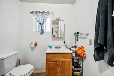 Bath - 5450 Cedars Rd, Redding, CA 96001 photo 3 of 4