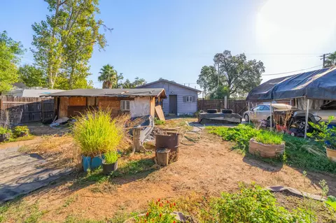 Exterior - 5450 Cedars Rd, Redding, CA 96001 photo 4 of 9