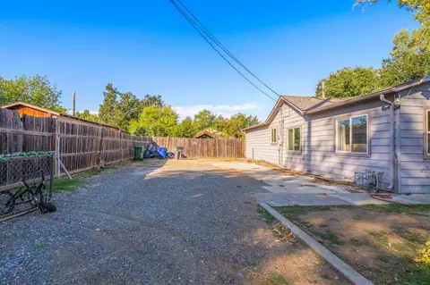 Exterior - 5450 Cedars Rd, Redding, CA 96001 photo 3 of 9