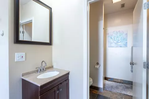 Bath - 1519 Whistling Dr, Redding, CA 96003 photo 4 of 5