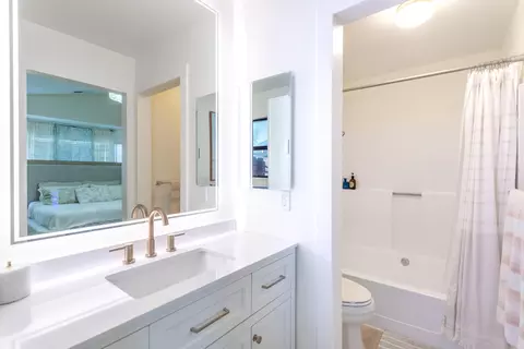Bath - 1519 Whistling Dr, Redding, CA 96003 photo 1 of 5
