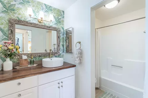 Bath - 1519 Whistling Dr, Redding, CA 96003 photo 3 of 5