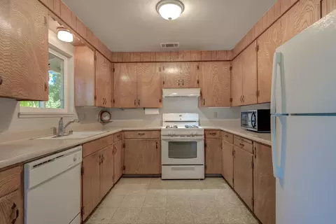Kitchen - 3250 Rupert Rd, Anderson, CA 96007 photo 2 of 4