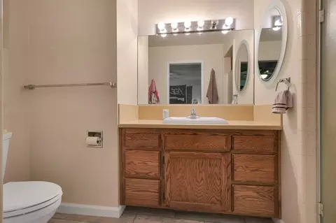 Bath - 14185 Trinity Ave, Red Bluff, CA 96080 photo 2 of 3