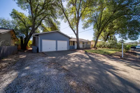 1047 Ledell Dr, Redding, CA 96002 photo 2