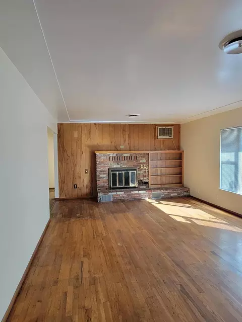 Living - 1893 Lindeena Ln, Redding, CA 96002 photo 2 of 3
