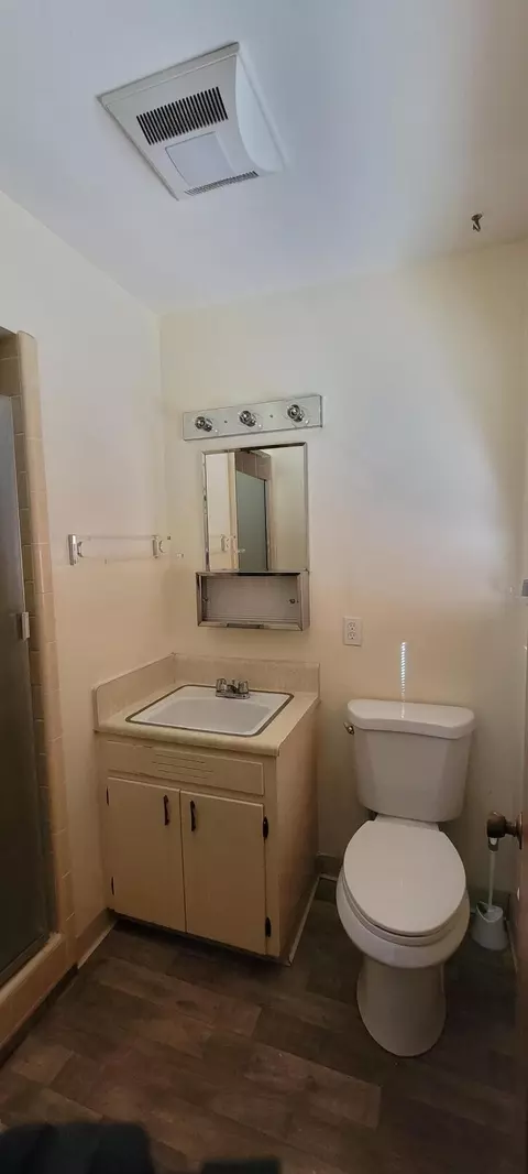 Bath - 1893 Lindeena Ln, Redding, CA 96002 photo 2 of 2