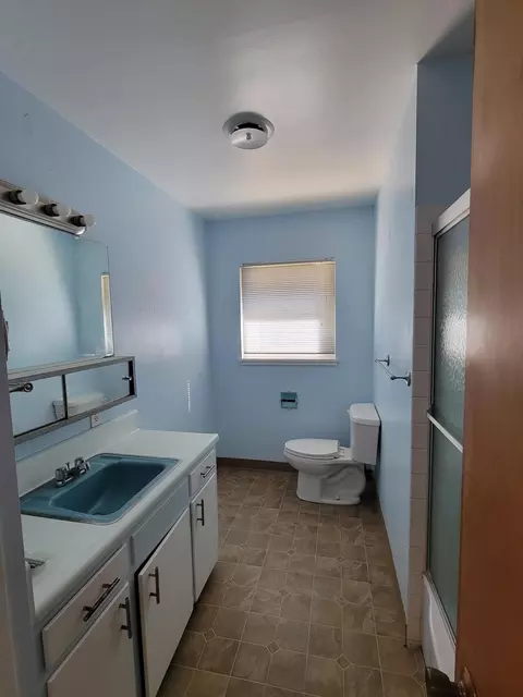 Bath - 1893 Lindeena Ln, Redding, CA 96002 photo 1 of 2