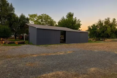 Exterior - 8185 Green Acres Ln, Redding, CA 96002 photo 5 of 8