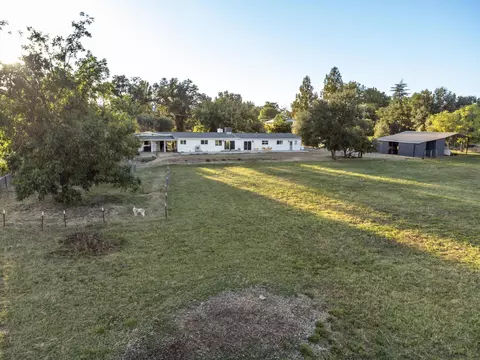 Exterior - 8185 Green Acres Ln, Redding, CA 96002 photo 4 of 8