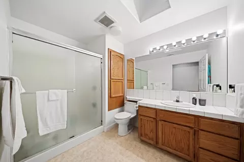 Bath - 2991 Forest Hills Dr, Redding, CA 96002 photo 5 of 9