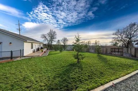 Exterior - 2991 Forest Hills Dr, Redding, CA 96002 photo 5 of 11