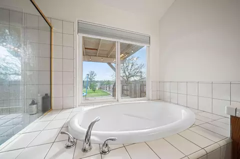 Bath - 2991 Forest Hills Dr, Redding, CA 96002 photo 3 of 9