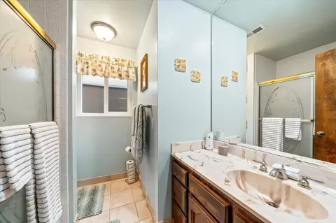 Bath - 7078 Creekside St, Redding, CA 96001 photo 4 of 5