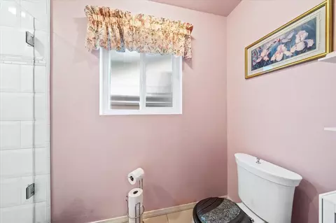 Bath - 7078 Creekside St, Redding, CA 96001 photo 3 of 5