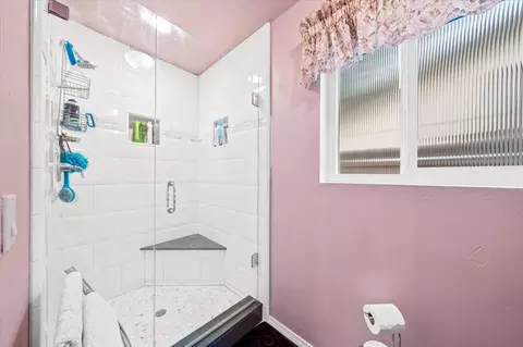 Bath - 7078 Creekside St, Redding, CA 96001 photo 2 of 5