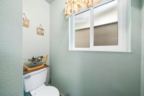 Bath - 7078 Creekside St, Redding, CA 96001 photo 5 of 5