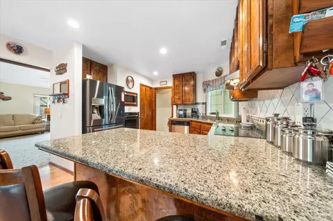 Kitchen - 7078 Creekside St, Redding, CA 96001 photo 3 of 5