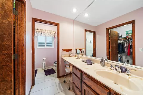 Bath - 7078 Creekside St, Redding, CA 96001 photo 1 of 5