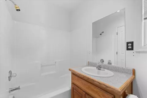 Bath - 21235 Albatross Way, Redding, CA 96003 photo 4 of 4