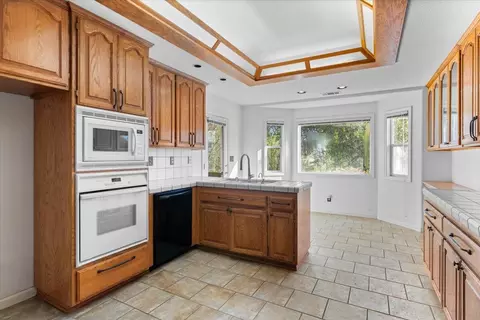 Kitchen - 21235 Albatross Way, Redding, CA 96003 photo 2 of 4