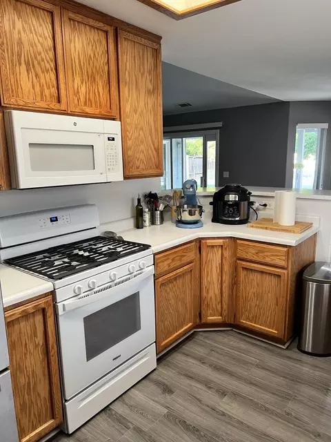 Kitchen - 5509 Mill Pond Ln, Redding, CA 96001 photo 2 of 3