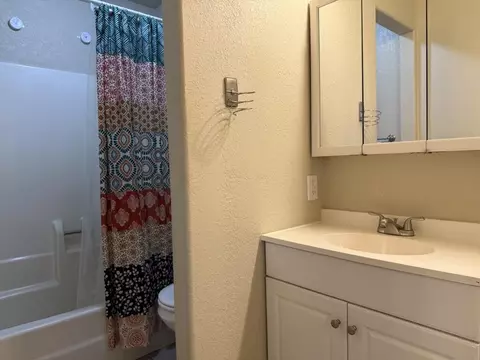 Bath - 1893 Cirrus St, Redding, CA 96002 photo 2 of 3