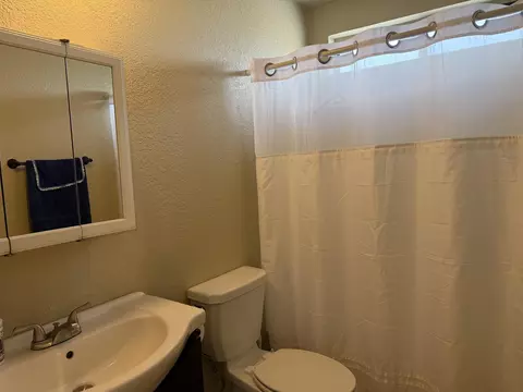 Bath - 1893 Cirrus St, Redding, CA 96002 photo 3 of 3