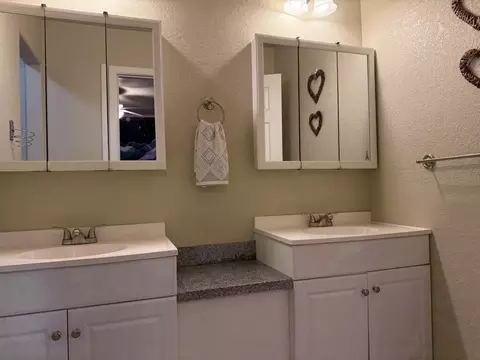 Bath - 1893 Cirrus St, Redding, CA 96002 photo 1 of 3