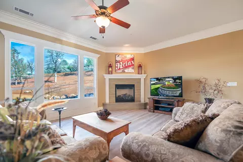 Living - 1300 Jen Ct, Redding, CA 96001 photo 2 of 3