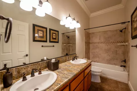 Bath - 1300 Jen Ct, Redding, CA 96001 photo 3 of 3