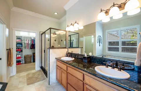 Bath - 1300 Jen Ct, Redding, CA 96001 photo 2 of 3